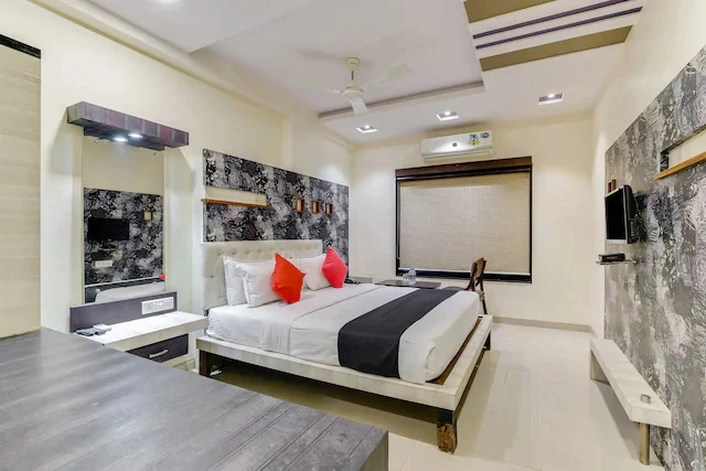 Hotel Grand Heritage comfortable double room in Daman